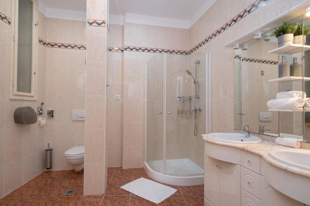 Best Located, 150 M2 5 Bedrooms Apt., Budapest Ngoại thất bức ảnh