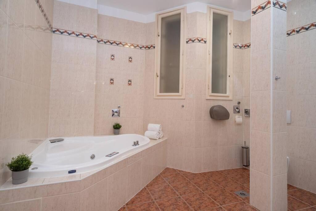 Best Located, 150 M2 5 Bedrooms Apt., Budapest Ngoại thất bức ảnh