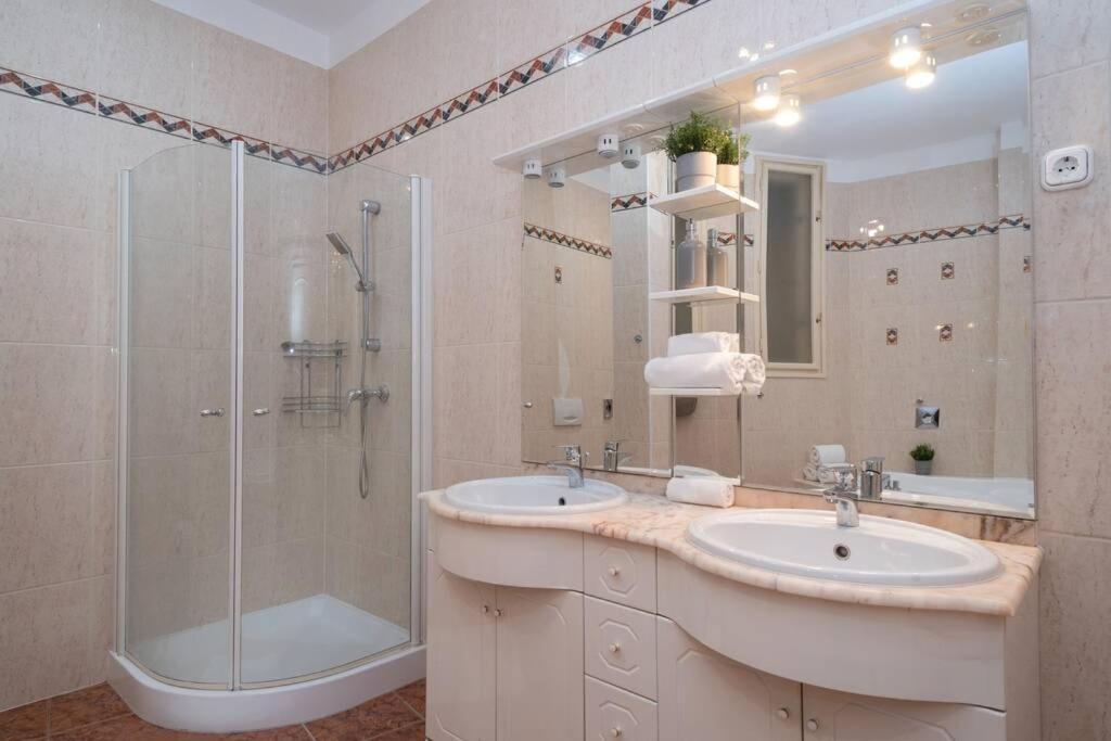 Best Located, 150 M2 5 Bedrooms Apt., Budapest Ngoại thất bức ảnh